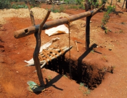 Puit de prospection à Madagascar, l'exploitation du saphir y est artisanale saphir madagascar mine