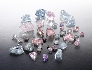 Diamants bruts de différentes couleurs diamant fancy color
