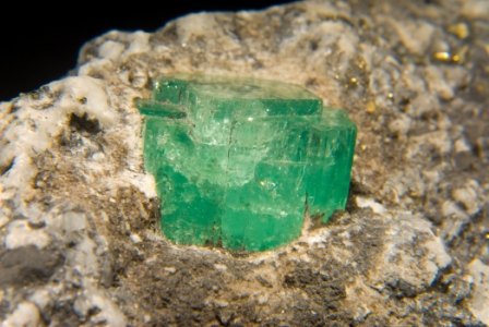 Cristal d'émeraude dans sa gangue emeraude brute