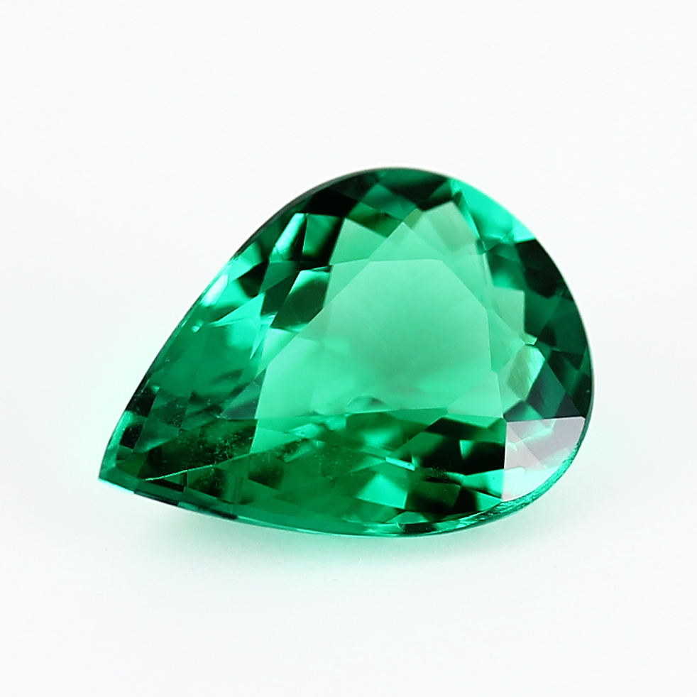 Emeraude de la plus belle pureté qui soi, elle possède pourtant des inclusions visibles à la loupe emeraude purete