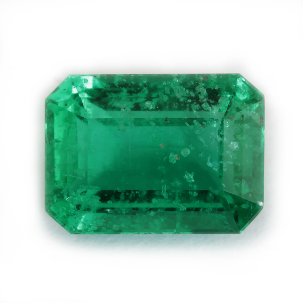 Emeraude de bonne pureté, inclusions visibles à l'oeil nu Les émeraudes de bonne pureté, bien qu’incluses, laissent la lumière traverser la pierre.