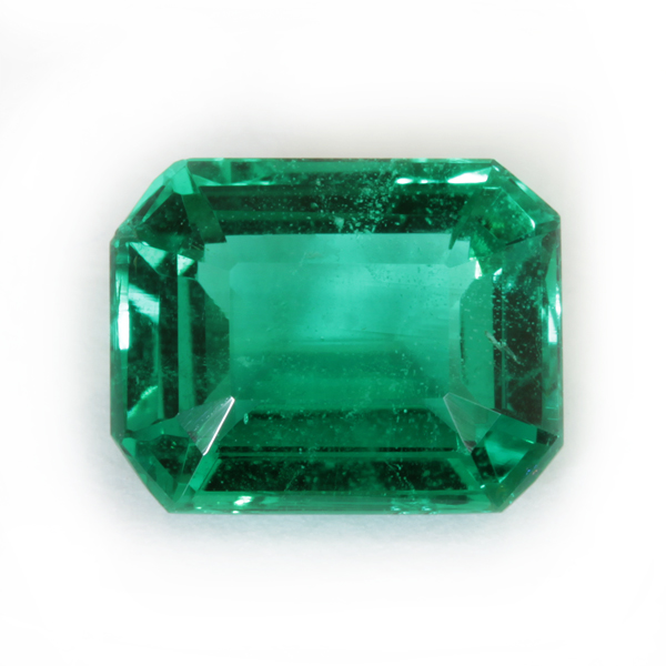Emeraude à la pureté parfaite, inclusions invisibles à l'oeil nu Les émeraudes parfaitement pures à l’œil sont extrêmement rares. Les émeraudes pures à la loupe n’existent pas.