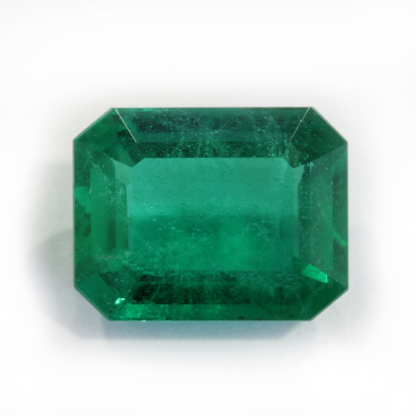 Emeraude de très bonne pureté, inclusions légèrement visibles Les émeraude de très bonne pureté sont très lumineuse, malgré les quelques inclusions visibles à l’œil.