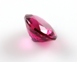 Une tourmaline rouge appelée rubellite tourmaline rubellite