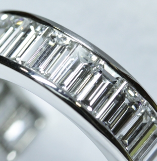 Alliance sertie de diamants en taille baguette en sertissage rail sertissage rail