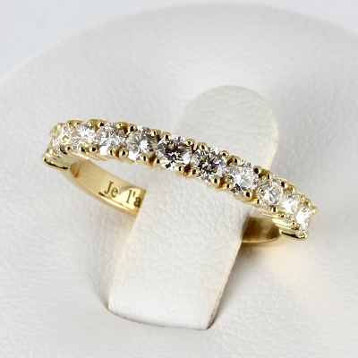 Alliance en or jaune sertie de diamants sur griffes alliance diamant
