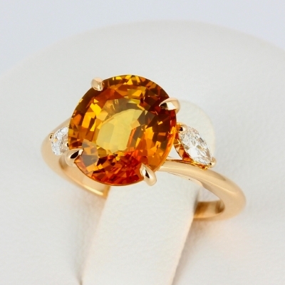 Bague sertie d'un saphir jaune ovale et de diamants en taille marquise bague saphir jaune diamants