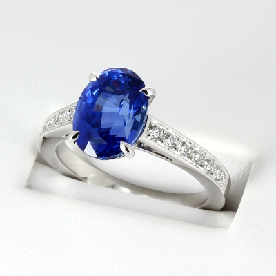 Bague en or blanc sertie d'un saphir ovale et de diamants ronds bague saphir diamants