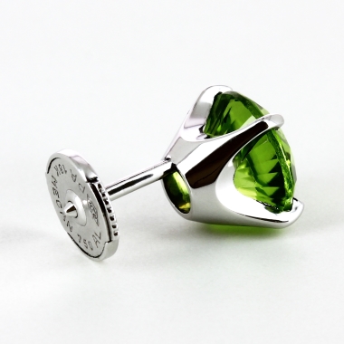 Une boucle d'oreille sertie d'un péridot boule oreille