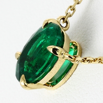 Emeraude ovale montée en collier collier emeraude