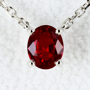 Collier en platine serti d'un rubis de Birmanie collier rubis