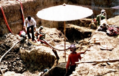 Exploitation d'une mine de rubis en Thaïlande rubis thailande