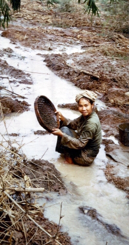 Exploitation artisanale du saphir au Cambodge dans les années 1970 saphir cambodge