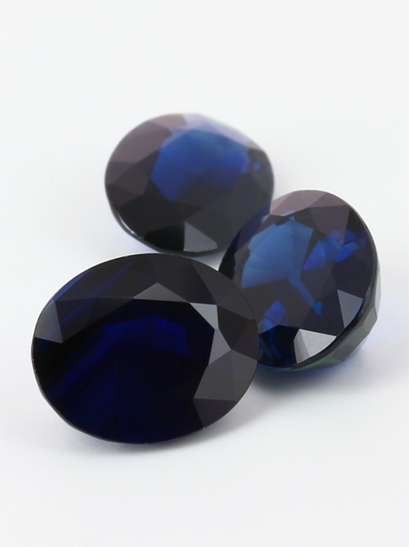 Trois saphirs australiens, d'un bleu trop sombre pour être utilisé en joaillerie saphir australie