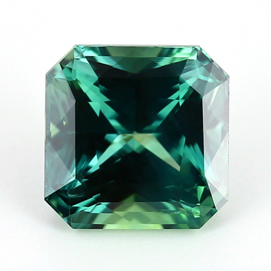 Un saphir vert en taille radiant, une taille rare pour un saphir saphir vert
